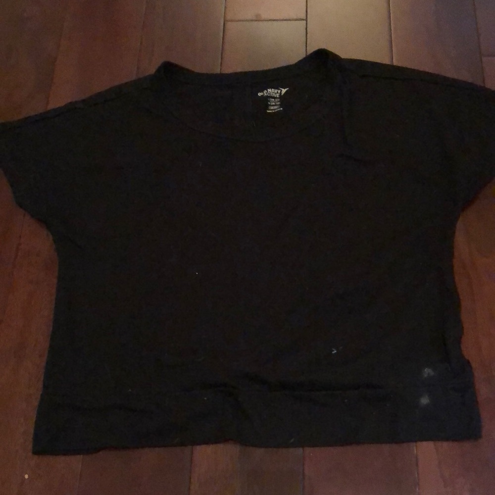 Black old navy cropped T kids 10-12. It has a small stain on the bottom corner